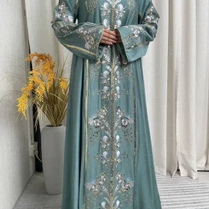 Abaya musulman sarcelle 2025 avec col montant et broderie florale exquise, idéale pour les festivités islamiques et les célébrations du Ramadan