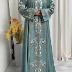 Abaya musulman sarcelle 2025 avec col montant et broderie florale exquise, idéale pour les festivités islamiques et les célébrations du Ramadan