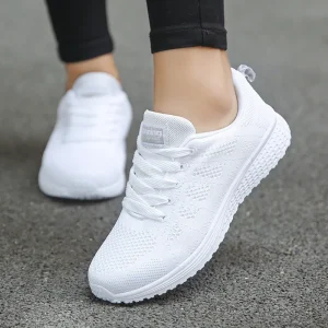 Baskets plates en maille pour femmes, chaussures vulcanisées, blanches, décontractées, respirantes, pour la marche et la Gym, 2021 Baskets plates en maille pour femmes, chaussures vulcanisées, blanches, décontractées, respirantes, pour la marche et la Gym, 2021