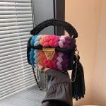 Sac à bandoulière élégant au crochet avec pompon pour dames, sac fait à la main de style tendance avec textures tressées, nouvelle collection