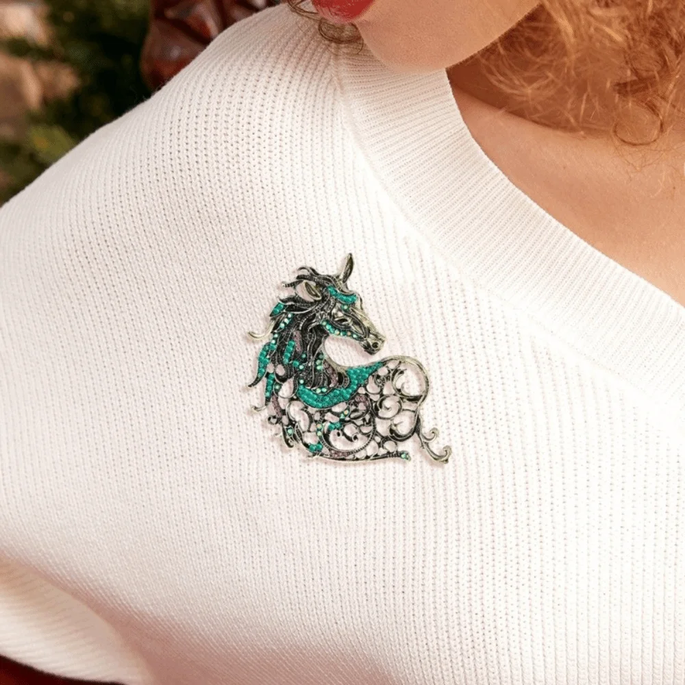 Broches classiques Vintage en strass, tête de cheval, décontractées, multicolores, animaux du zodiaque, bijoux ajourés, Badge en métal, épingle pour amis