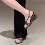 Sandales à talons compensés léopard, nouvelle collection d&rsquo;été, tête carrée, ceinture fine croisée avec boucle trapèze, talons hauts antidérapants et résistants à l&rsquo;usure