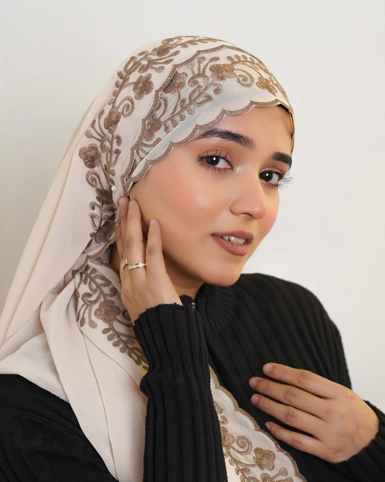 Nouvelle perle en mousseline de soie Hijabs vigne industrie lourde broderie bord en dentelle longue écharpe légère foulard châle Turban Hijab pour les femmes Nouvelle perle en mousseline de soie Hijabs vigne industrie lourde broderie bord en dentelle longue écharpe légère foulard châle Turban Hijab pour les femmes