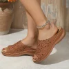 Sandales confortables à fleurs élégantes pour femmes – Design compensé élégant et coupe creuse, diapositives polyvalentes pour un usage décontracté et de plage