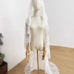 Voile mantille court en dentelle douce avec peigne caché, cils élégants, dentelle florale, voile de mariée ivoire, accessoires de mariage personnalisés