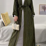 Abaya à rayures vertes avec détail de ceinture, adapté aux tendances de la mode au Qatar saoudien et les sorties quotidiennes modestes islamiques, rassemblement décontracté