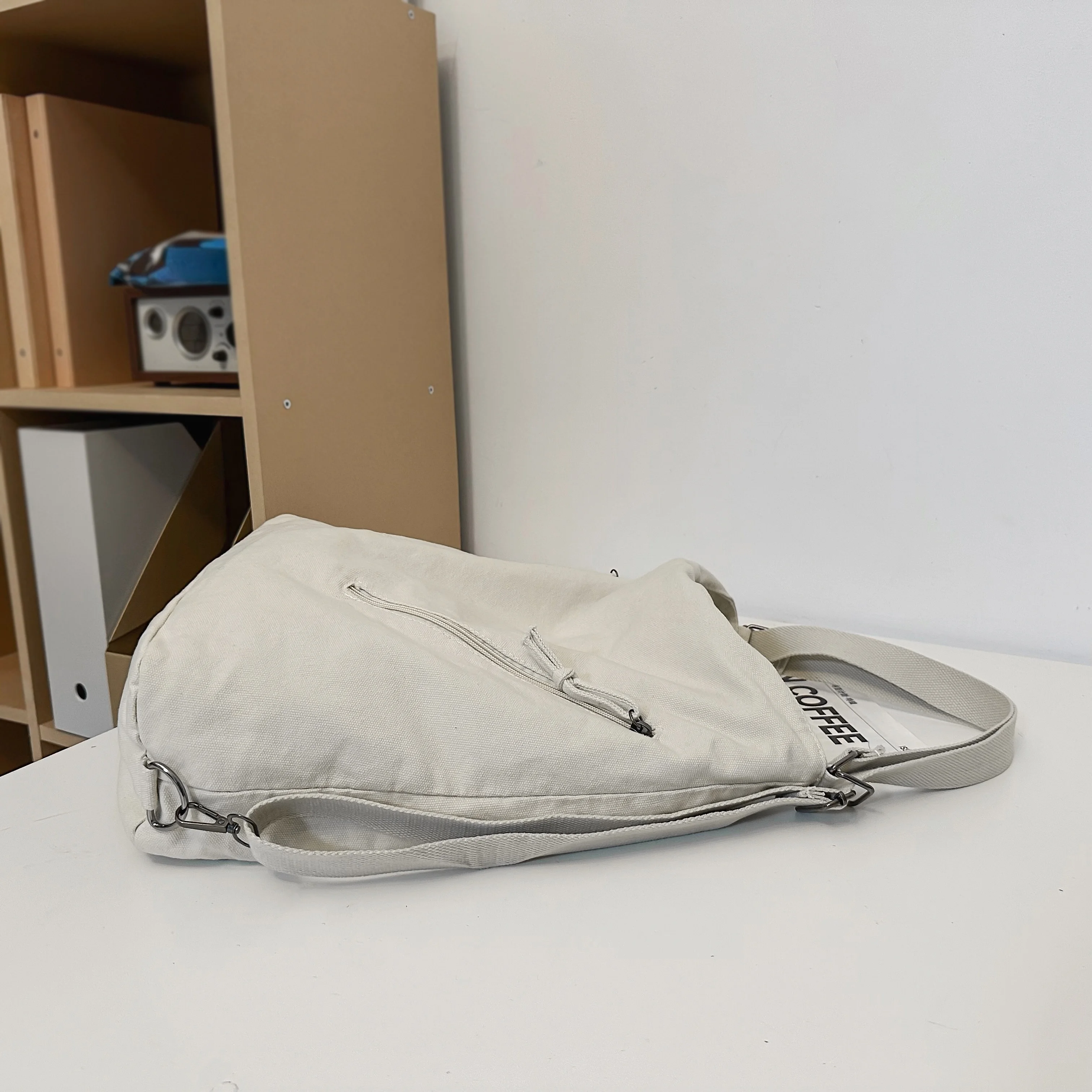 Sac à dos pour femme Sac polyvalent Grande capacité Design de couleur pure Sac à bandoulière de banlieue polyvalent Sac en toile tendance personnalisé Sac à bandoulière Sac à dos