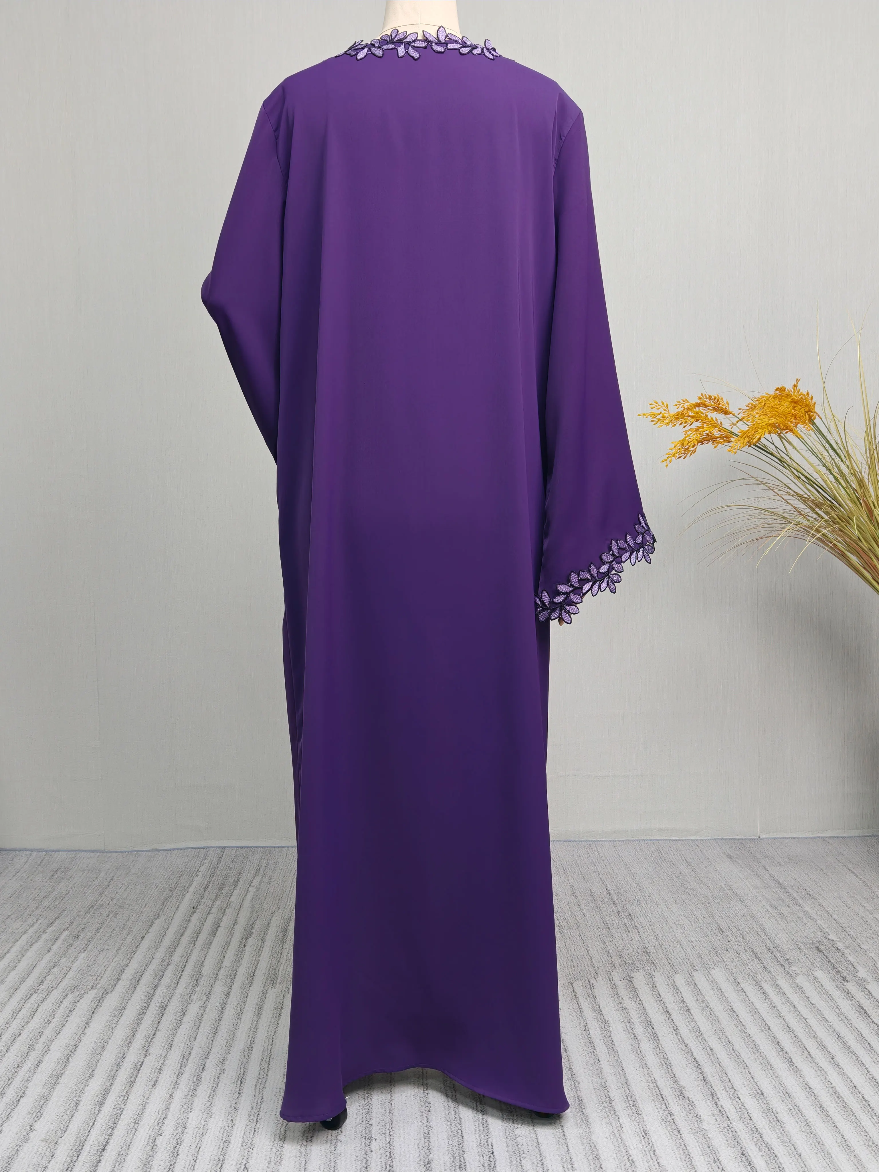 Abaya violet élégant de Dubaï pour femmes musulmanes – Intrument conçu avec une pièce de broderie multicolore dans la mode modeste islamique