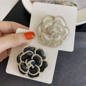 Broches camélia en strass pour femmes, unisexe, Design floral en émail, épingles végétales, fête de bureau, cadeaux pour amis, accessoires bijoux