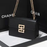 Sac à main à couverture rabattable avec décoration de ceinture