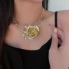 bijoux de luxe en métal rose, grand collier de fleurs exagérées dorées, chaîne de cou en argent grossier, cadeau