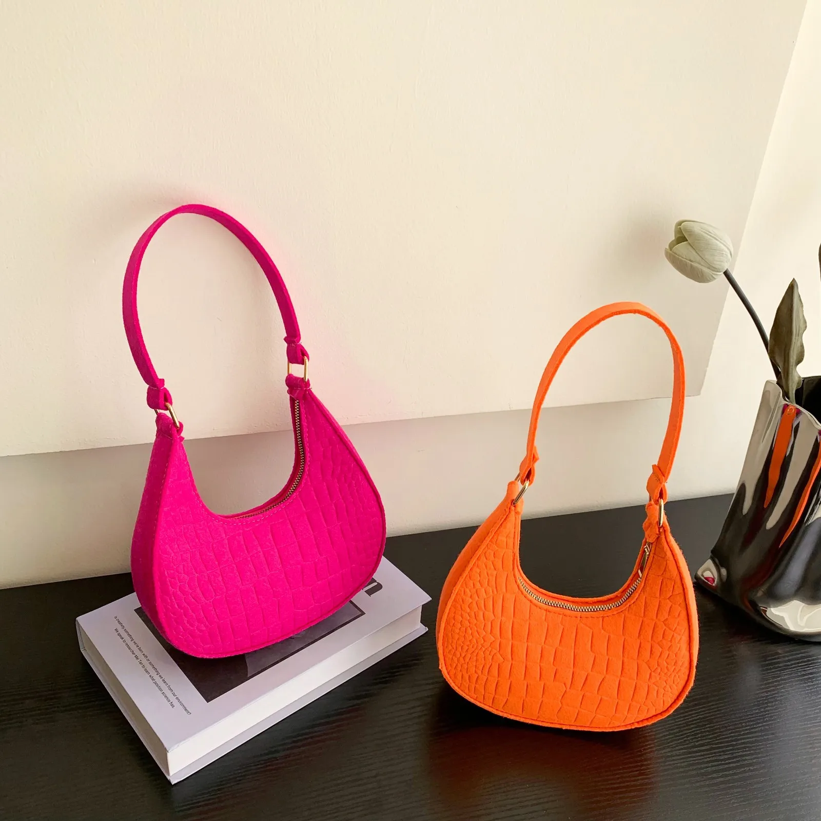 Sac à main en feutre pour femmes, sac sous-axillaire de styliste, sacs à bandoulière exquis, sac de selle en croissant pour dames, sac à aisselles avancé