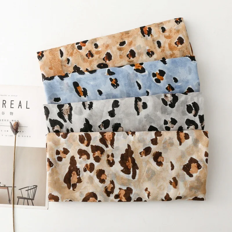 Écharpe douce en viscose respirante à pois léopard, style boho chic, châle à franges fines pour femmes, parfait pour les voyages et le hijab musulman décontracté 180x90cm