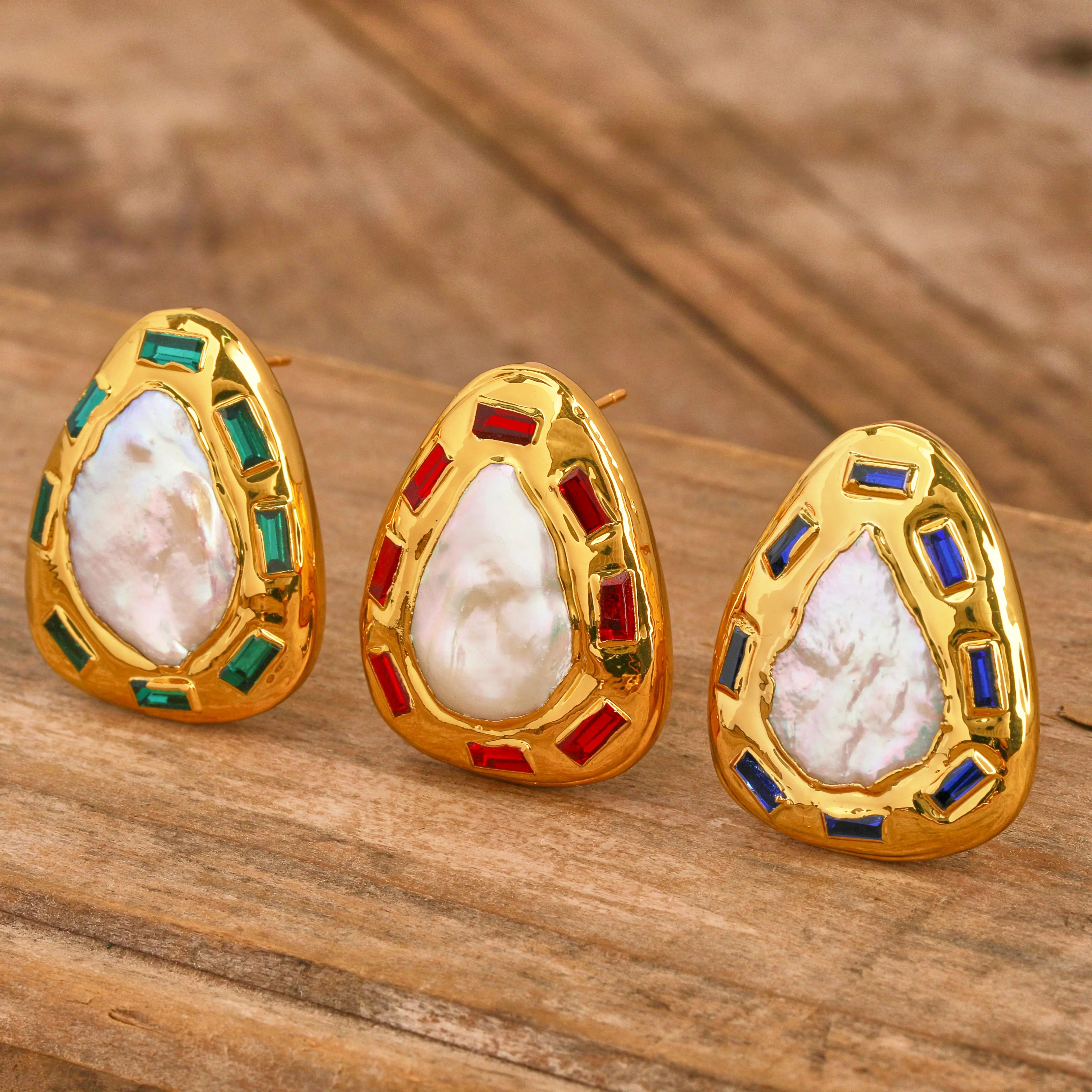 Boucles d'oreilles à clous en perles baroques naturelles incrustées de pierres précieuses colorées, Design élégant et Unique