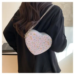 Pochette élégante en forme de coquille pour femme avec un design unique et une finition en cuir brillant