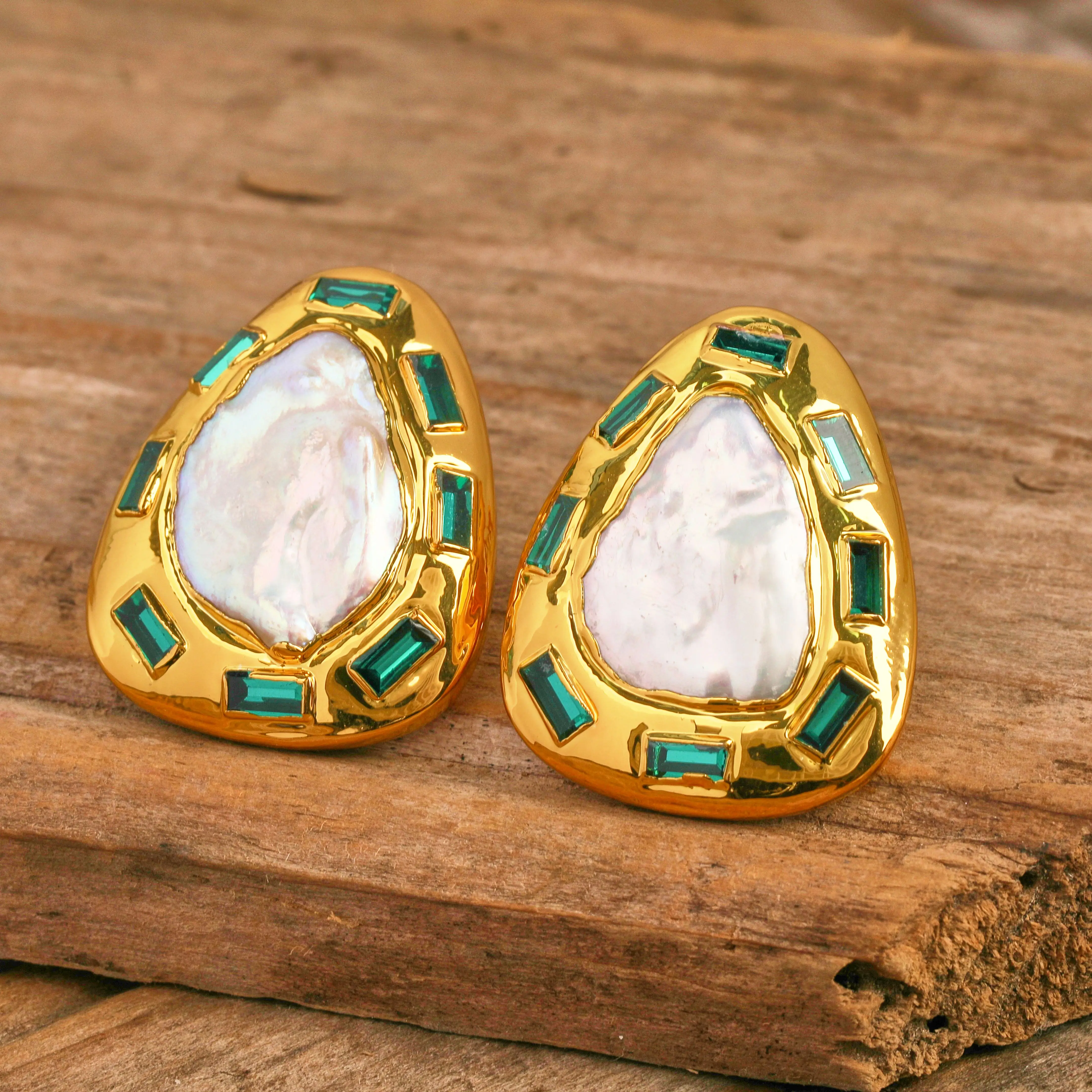 Boucles d'oreilles à clous en perles baroques naturelles incrustées de pierres précieuses colorées, Design élégant et Unique