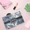 pochette en toile avec nom personnalisé pour femme, sac à main gracieux, pochette de maquillage, sac à cosmétiques, portefeuille en poudre mobile, fête, week end, vacances, voyage