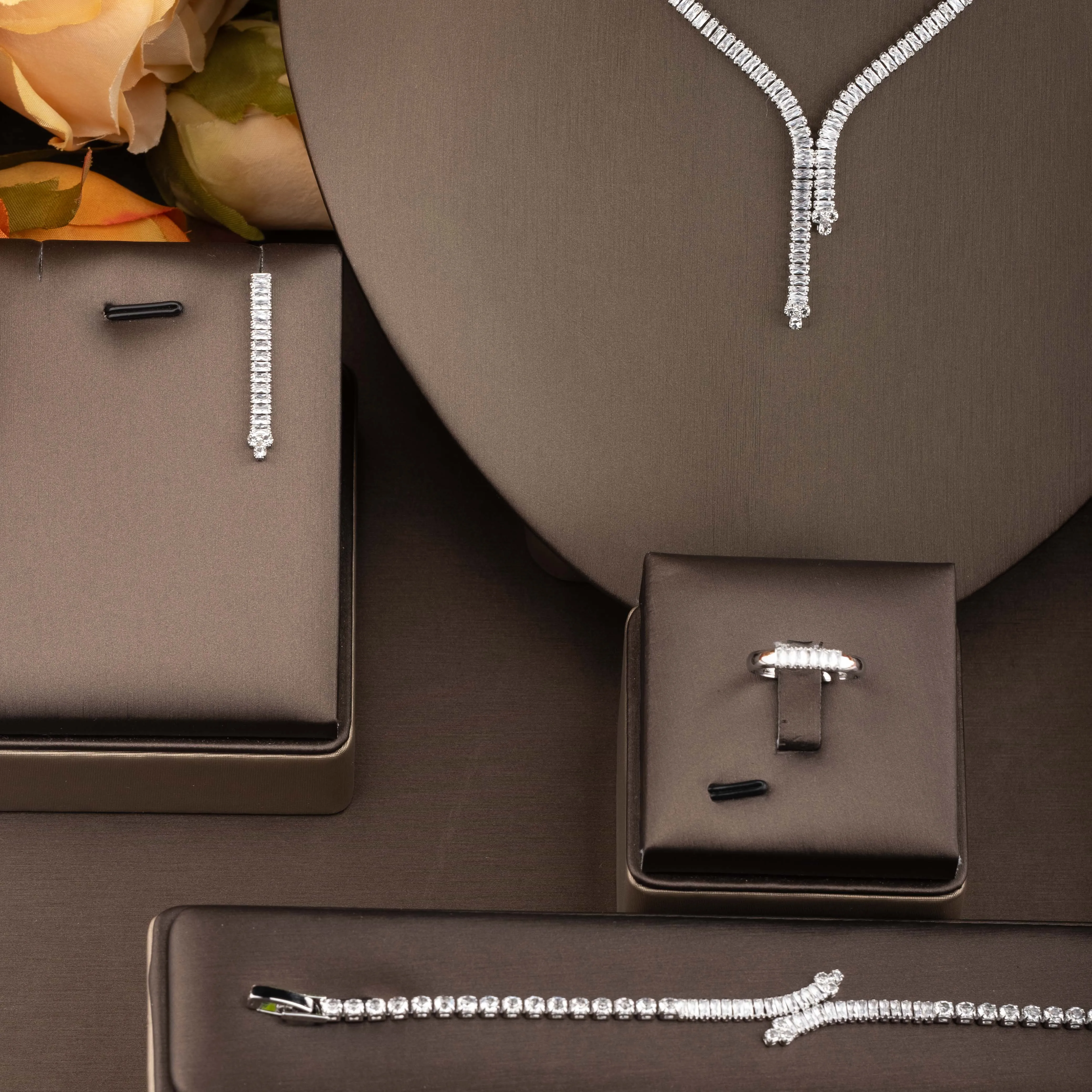1 ensemble de bijoux de style simple avec incrustations de zircone cubique, adapté aux femmes à porter aux banquets quotidiens, coffret cadeau non inclus
