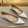 femme chaussures plates bout pointu 2025 automne bouche peu profonde rivets robe mode chaussure plate confortable en cuir verni chaussures décontractées en plein air