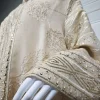abaya brodé islamique beige pour femmes musulmanes avec détails dorés, idéal pour les occasions formelles au moyen orient comme des Émirats britanniques et saoudiens