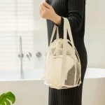 Trousse de toilette de voyage beige, sac à main ultra-léger pliable évidé en maille, poche à cordon, trousse de plage, trousse de toilette, 1 pièce