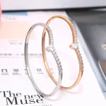 Les femmes qui portent des bracelets luxueux, des baguettes légèrement dégares, des zircons cubiques et des bijoux romantiques, à la mode et classiques.