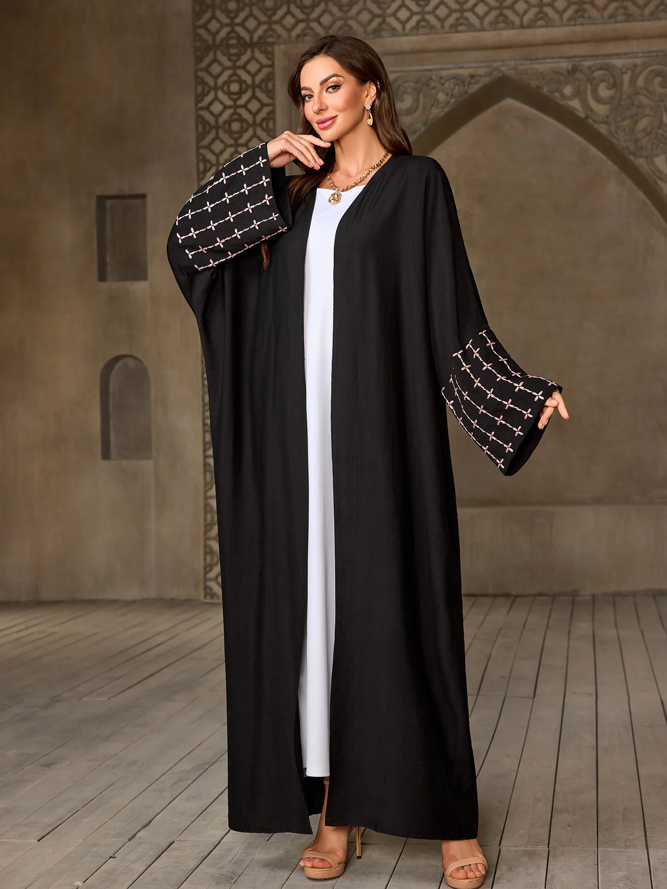 abaya noir élégant pour dames islamiques, manches brodées géométriques pour le ramadan et l'usure quotidienne dans les régions du moyen orient, nouvelle collection 2025