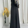 abaya musulman noir avec col montant col en v exquis broderie florale bleu blanc accents dorés idéal pour les réunions du ramadan