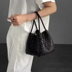 Sac panier pour femmes, nouveau petit sac à main polyvalent de précision sortante, sac à bandoulière doux en forme de seau de Style Vintage