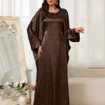 Abaya à manches chauve-souris marron islamique avec tissu à motif complexe, idéal pour un usage quotidien dans les États-Unis et les occasions islamiques formelles