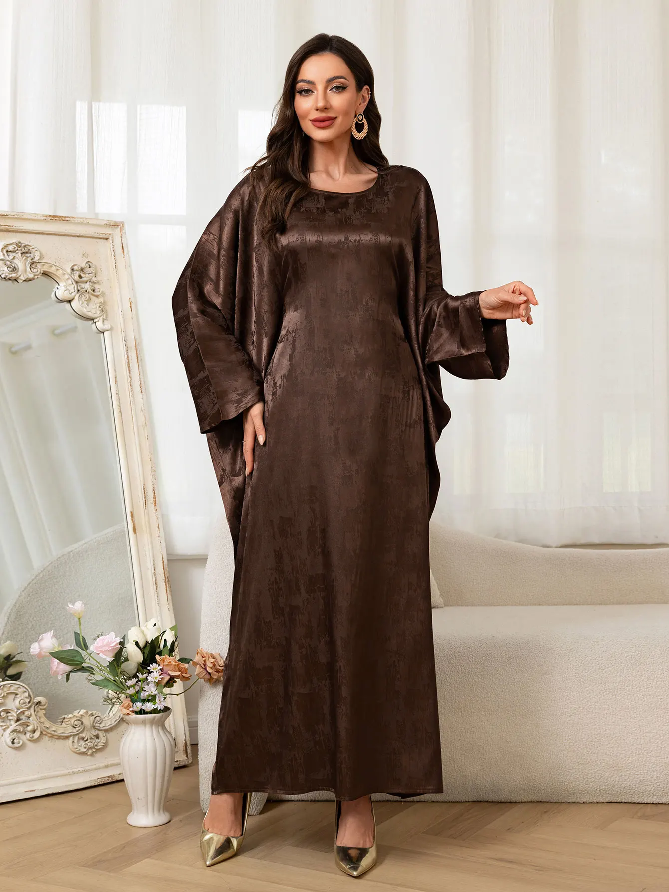 Abaya à manches chauve-souris marron islamique avec tissu à motif complexe, idéal pour un usage quotidien dans les États-Unis et les occasions islamiques formelles Abaya à manches chauve-souris marron islamique avec tissu à motif complexe, idéal pour un usage quotidien dans les États-Unis et les occasions islamiques formelles