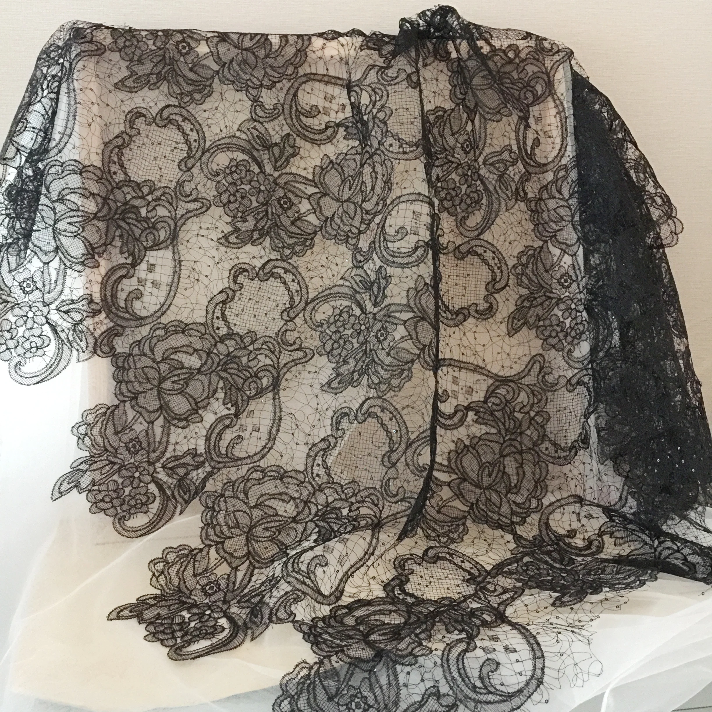 tissu en dentelle alençon à sequins avec capuchons en dentelle, broderie florale noire ivoire, robe de mariée, 1 mètre