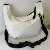 sac fourre tout de style neutre avec sangle pour transporter des articles de fitness. nouveau mini sac à main street style avec bandoulière. léger et