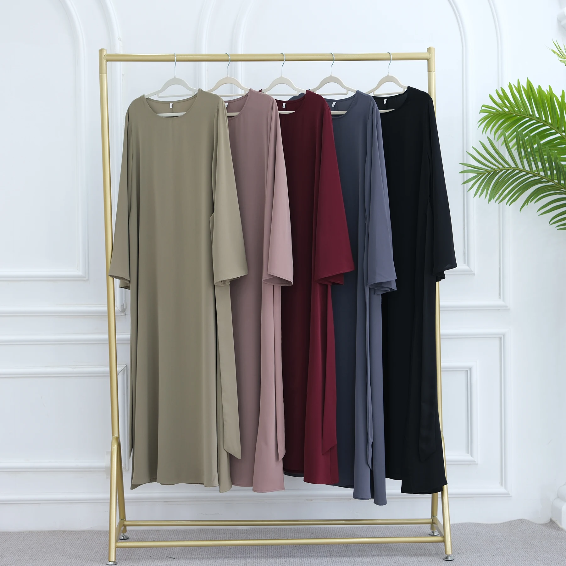 robe abaya élégante hijabi, manches évasées, ceinture intégrée, robe longue pour femmes musulmanes, événement de soirée, vêtements islamiques du ramadan eid dubaï