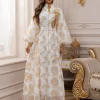 abaya musulman de luxe, base blanche, robe longue brodée florale dorée avec ceinture à la taille, élégante et modeste, vêtements de cérémonie islamiques, dubaï, 2025