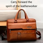 Le sac à main pour hommes de couleur neutre convient aux voyages d&rsquo;affaires et peut également être porté sur une épaule. Il est fabriqué en matériau PU