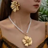 ensemble de bijoux multicouches de luxe léger, collier de fleurs irrégulières, boucles d'oreilles en métal exagéré, chaîne de clavicule