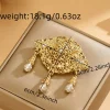 foulard de broche de corsage de mariage en métal doré brillant avec design d'habillage en dentelle. cadeau de mariage du ramadan. bijoux pour dames