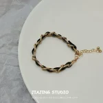 Bracelet tissé en cuir Vintage élégant pour femmes étudiantes, Design polyvalent et élégant, accessoire de bijoux à main Unique
