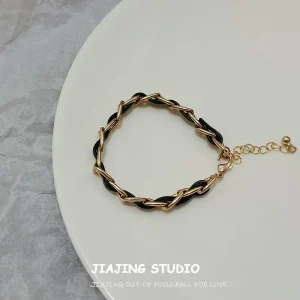 Bracelet tissé en cuir Vintage élégant pour femmes étudiantes, Design polyvalent et élégant, accessoire de bijoux à main Unique