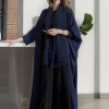 2025 Abaya musulman décontracté et élégant de style saoudien bleu marine avec motif à pois subtil, idéal pour un usage quotidien dans les villes du moyen-orient