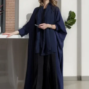 2025 Abaya musulman décontracté et élégant de style saoudien bleu marine avec motif à pois subtil, idéal pour un usage quotidien dans les villes du moyen-orient