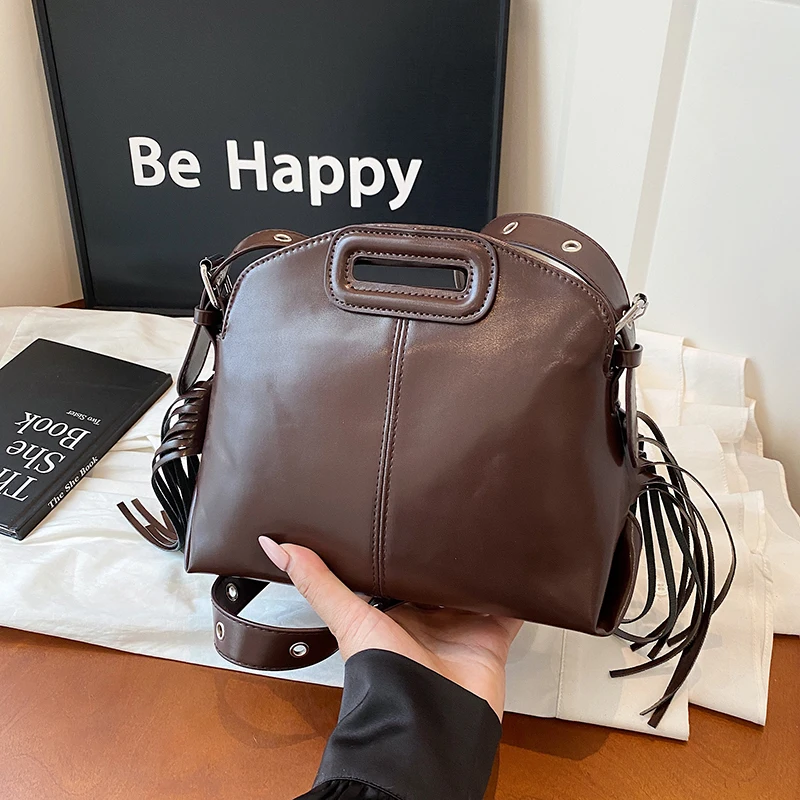 Sac à main noir en cuir Pu pour femmes, couleur unie, sac à main de styliste à bandoulière réglable, pochette à pompon à la mode