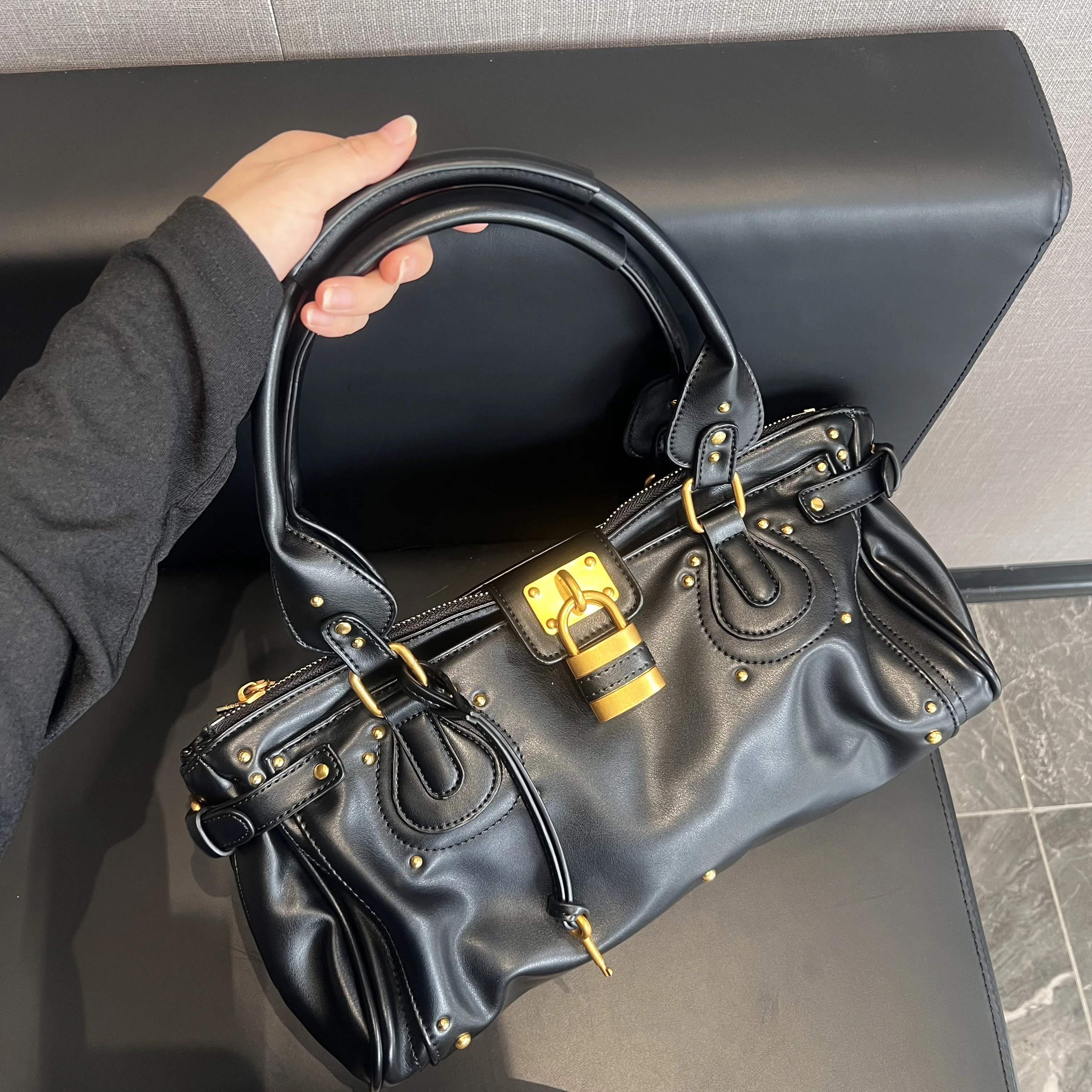 Pochette de luxe à poignée en métal pour femmes, sac à bandoulière exquis sous les bras, sacs à boucle de verrouillage, fourre-tout