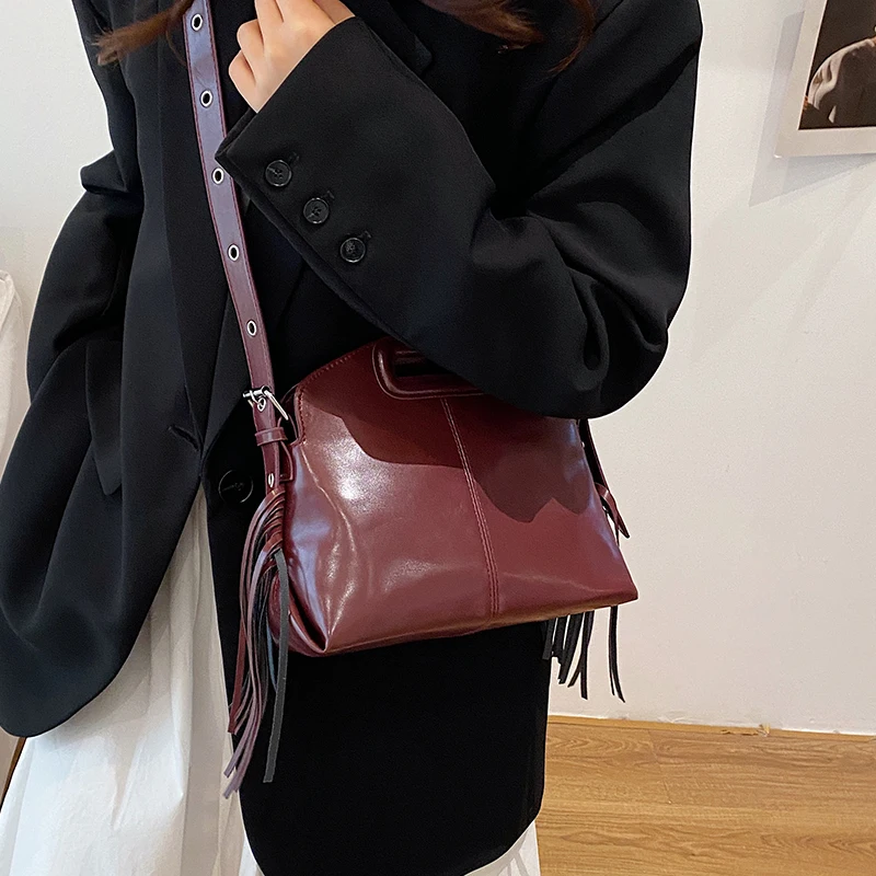 Sac à main noir en cuir Pu pour femmes, couleur unie, sac à main de styliste à bandoulière réglable, pochette à pompon à la mode