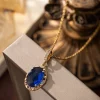 ensemble de bijoux en cuivre plaqué or avec zircone bleue – collier et boucles d'oreilles de luxe pour femmes, accents métalliques élégants