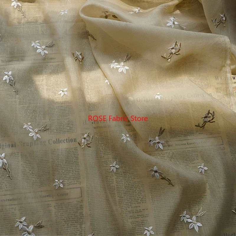 Petit tissu Jacquard doux en soie brillante, motif Floral Beige, pour chemise, robe de mariée, couture DIY, robe d'été, tissu de styliste