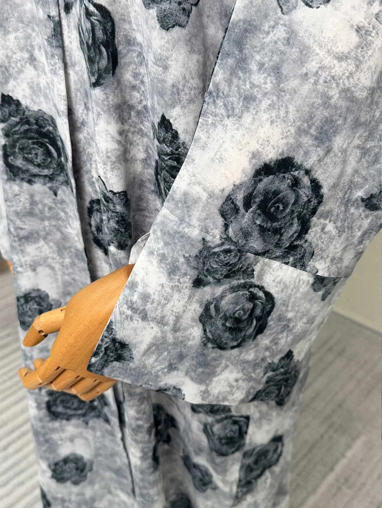 abaya musulman d'été, base grise, imprimé rose noire, long cardigan pour femmes, vêtements islamiques élégants et modestes avec motif floral artistique