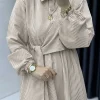 abaya rayé beige d'inspiration de dubaï avec col de chemise et taille ceinturée, idéal pour les looks chics urbains arabes et respectueux de la mosquée