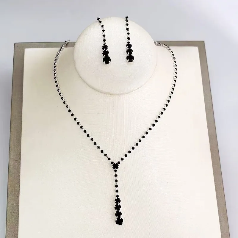 Ensemble de bijoux minimaliste haut de gamme, collier pour femmes, boucles d'oreilles, ensemble deux pièces, chaîne de clavicule à la mode et luxueuse